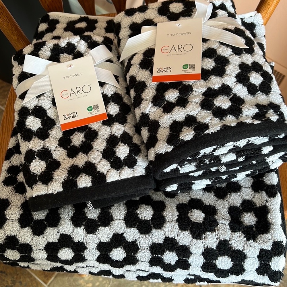 Set of black and white bath towels